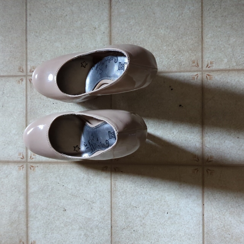 Brash Beige Round Toe Patent Leather Pumps